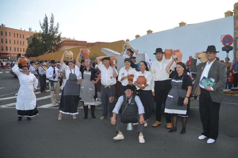 Vecinos de Lomo Magulo con tallas en la romería de San Juan (Foto TA)